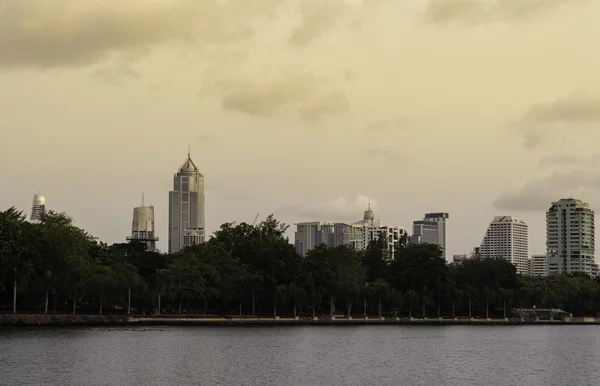 Vista del paisaje urbano desde el parque para el fondo — Foto de Stock