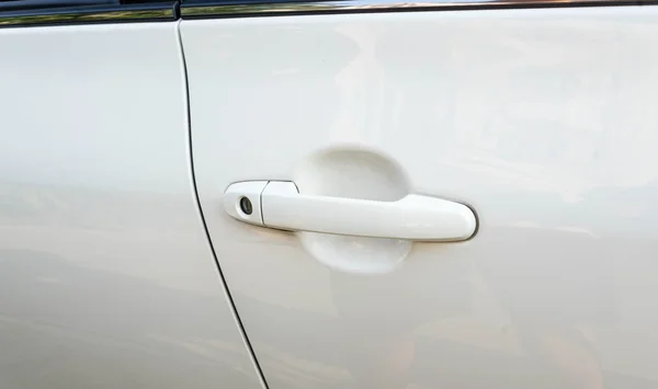 Porte de voiture blanche et poignée blanche mise au point pour le fond — Photo