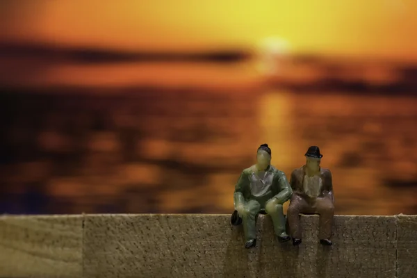 Due uomini d'affari sono seduti e parlano sullo sfondo del tramonto — Foto Stock