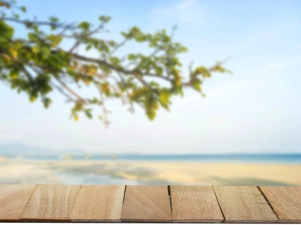 Tavolo in legno su sfondo sfocato del tempo di vacanza per il relax di — Foto Stock