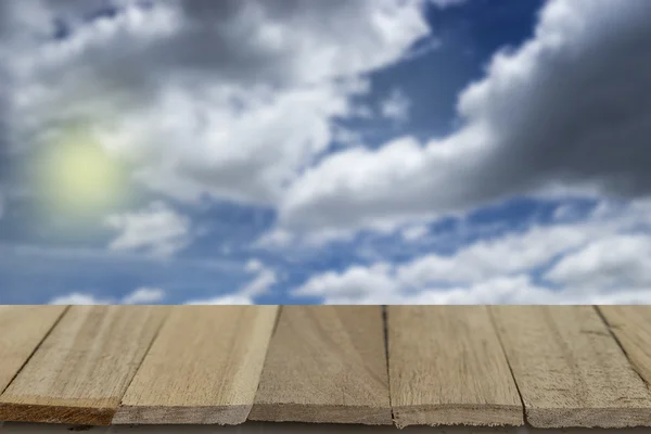 Plateau en bois sur fond flou du ciel et nuageux — Photo