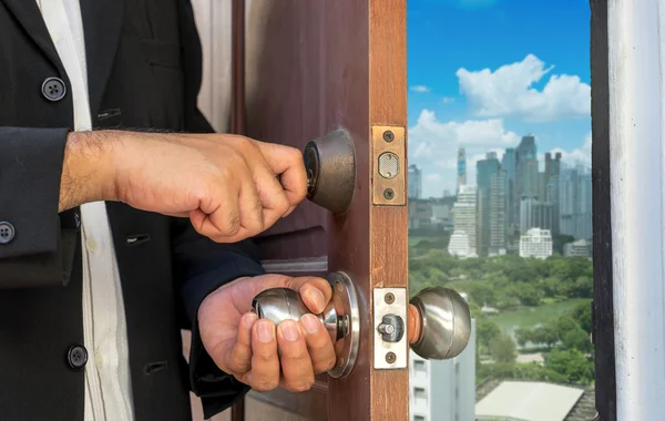 Hombre en traje negro abrir la puerta por clave para abrir el mundo —  Fotos de Stock