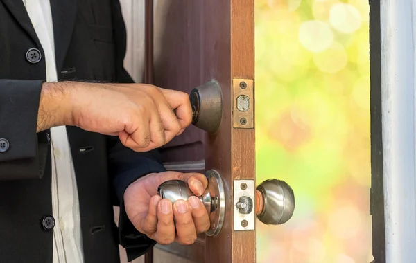 Hombre de negocios abrir la puerta por clave para abstracto bokeh loght — Foto de Stock