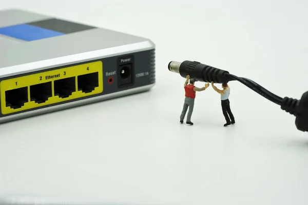 Mini trabajador en el trabajo para completar el sistema de energía —  Fotos de Stock