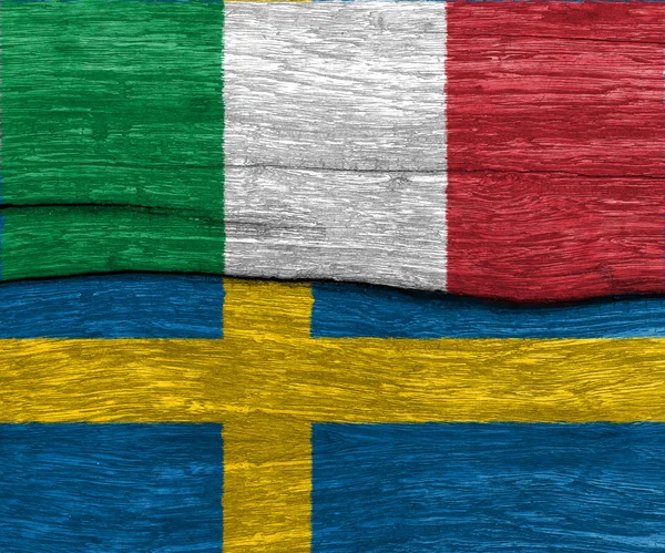 Italia y bandera sueca sobre madera vieja textura fondo piso —  Fotos de Stock