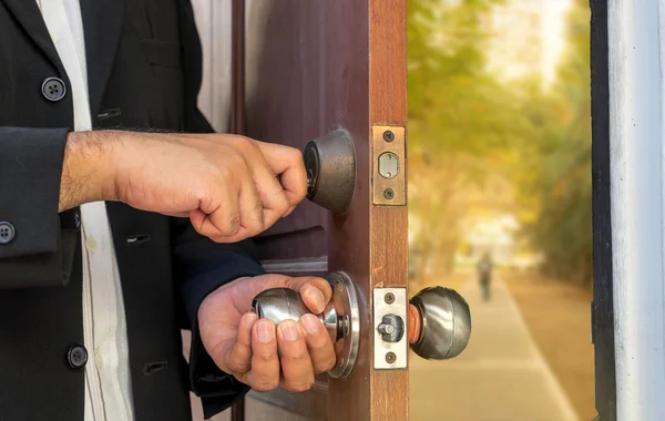 işadamı yolda seyahat için anahtarla kapıyı açmak