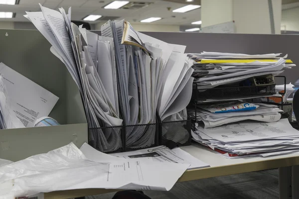 De nombreux documents sur le bureau — Photo