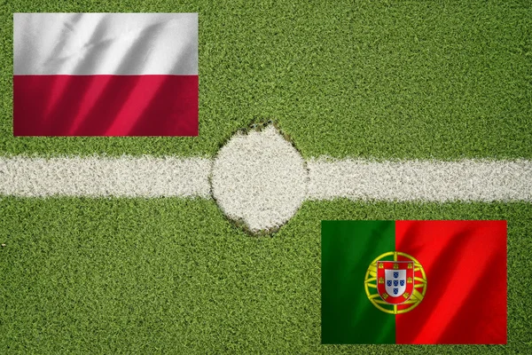 Bandiera poland e portugal sul campo di calcio verde e linea di poppa — Foto Stock