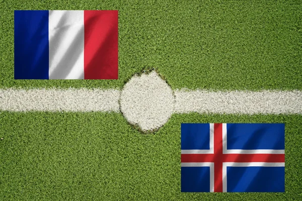 Frankrijk en IJsland vlag op voetbal groene veld en haft lijn — Stockfoto