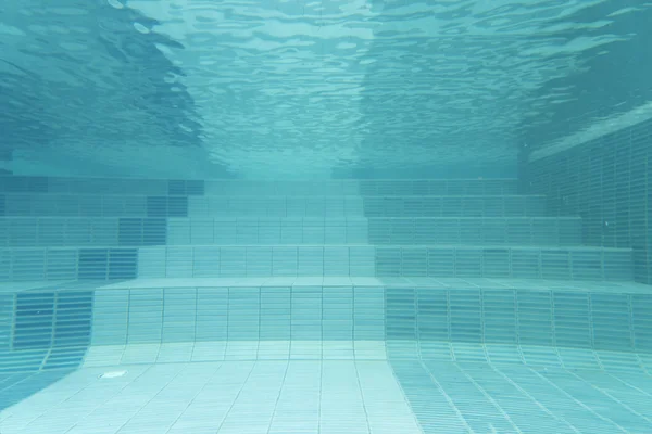 Bajo el agua en vista a la piscina por la tarde —  Fotos de Stock