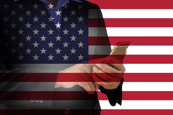 Dubbel exponering av affärsmannen kontrollera sin smartphone och Usa flaggan — Stockfoto