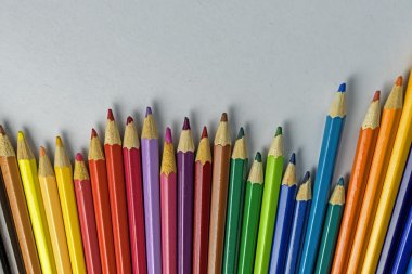 beyaz kağıt üzerine renkli kalemler