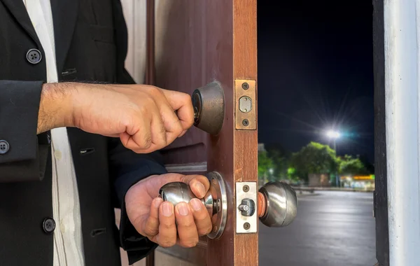bsinessman gece hayatı ve yol bulanıklaştırmak için kapıyı aç 