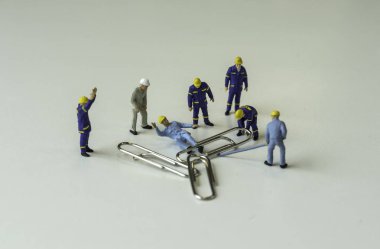 Mini işçi kaza ve kurtarma ekibi ona yardım