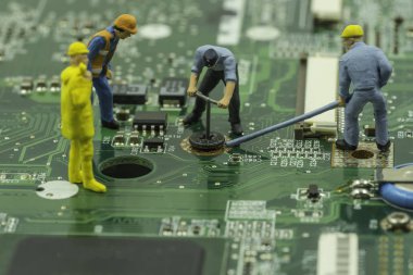 Mini işçi takım deneyin yeşil mainboard vida kaldırmak için