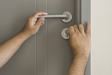 Anahtar Kilit Hizmetleri deneyin tornavida ile tekniği ile kapıyı açmak için