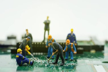 Mini işçiler üzerinde anakart üzerinde patron ve gündoğumu filtre eylemi