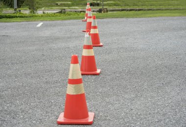 ülke Caddesi üzerinde trafik koni grubu