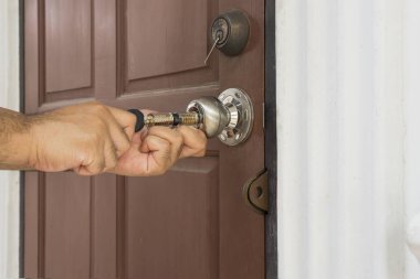 Anahtar Kilit Hizmetleri kullanmak onun aracı açık ahşap kapı