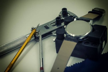 Watch tamir araçları üzerinde vintage filtre onarmaya hazır