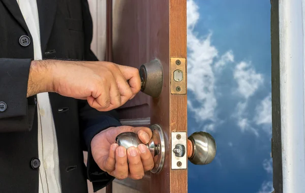 Homme d'affaires ouvrir la porte par la clé du ciel bleu et des nuages — Photo