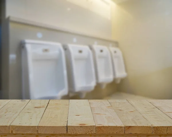 A fából készült asztallap elmosódott férfi WC — Stock Fotó