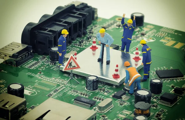 Mini işçi deneyin bir cpu anakart üzerinde korumak için