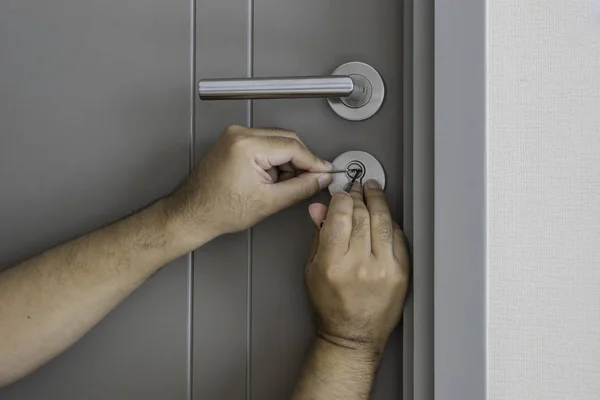 Locksmith try to open the door by screwdriver — Stock Photo, Image