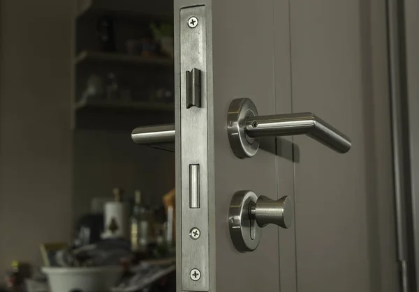 Close-up the door face lock and silver handle in the room — Stock Photo, Image