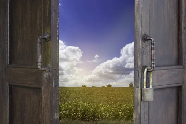 Ventana de madera vieja abierta a la granja de maíz y cielo azul nublado — Foto de Stock