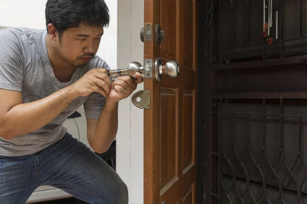 Locksmith open the door with special tool — Stock Photo, Image