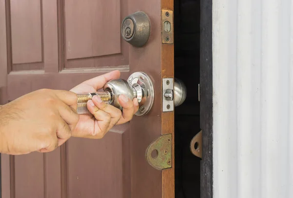 Locksmith open the door by special tool — Stock Photo, Image