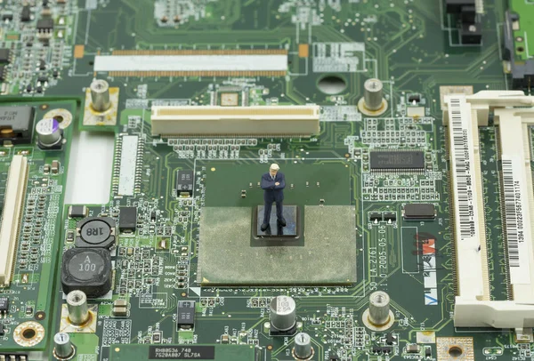 Mini homme d'affaires intelligent debout sur le processeur sur la carte mère — Photo