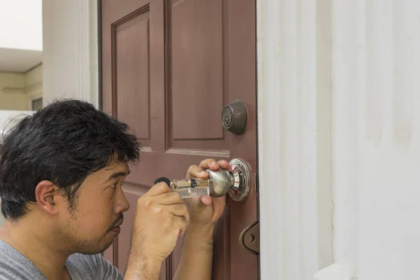 Anahtar Kilit Hizmetleri deneyin hayalet anahtar maker ile kapıyı açmak için