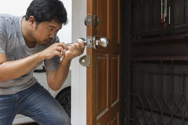 Cerrajero abrir la puerta de madera por herramientas de fabricante de llaves —  Fotos de Stock