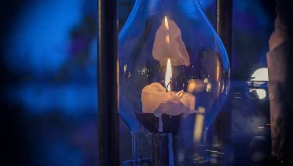 Lanterne de bougie en soirée sur filtre vintage — Photo