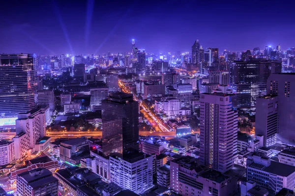 Noche urbana paisaje urbano ion la vista de la azotea — Foto de Stock