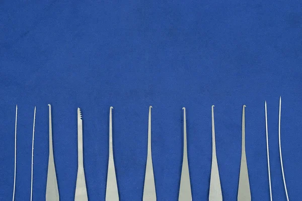Слюсарні інструменти для відкриття дверей на синьому тканинному фоні — стокове фото