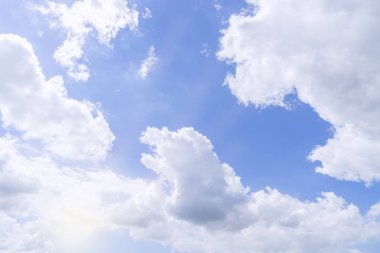 mavi gökyüzü bulutlu için ve desen arka plan - görüntülemek veya ürün üzerinde montaj için kullanabilirsiniz