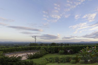 sabah ülke hill ve park ve gökyüzü bulut ile