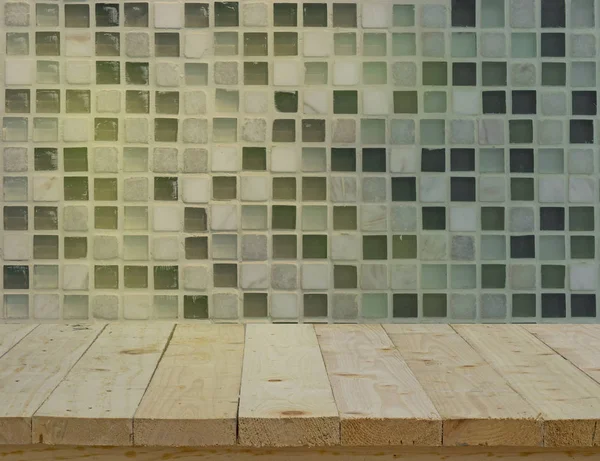 Holz Tischplatte auf Unschärfe der Fliese Wand Textur Muster Hintergrund — Stockfoto