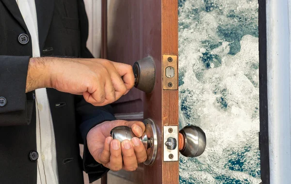 Hombre de negocios abrir la puerta por clave para salpicaduras de agua —  Fotos de Stock