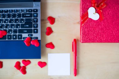 Boş etiket, pc, kalem, ahşap masa üzerinde bir şekilde dekore edilmiş kalp kutu