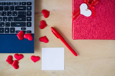 Boş etiket, pc, kalem, ahşap masa üzerinde bir şekilde dekore edilmiş kalp kutu