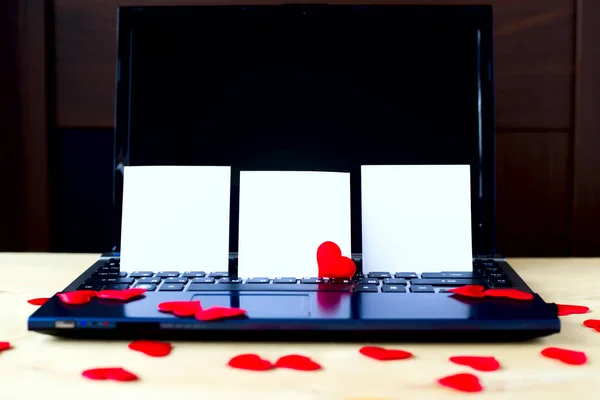 Ahşap masa PC duran boş beyaz kağıt etiketleri