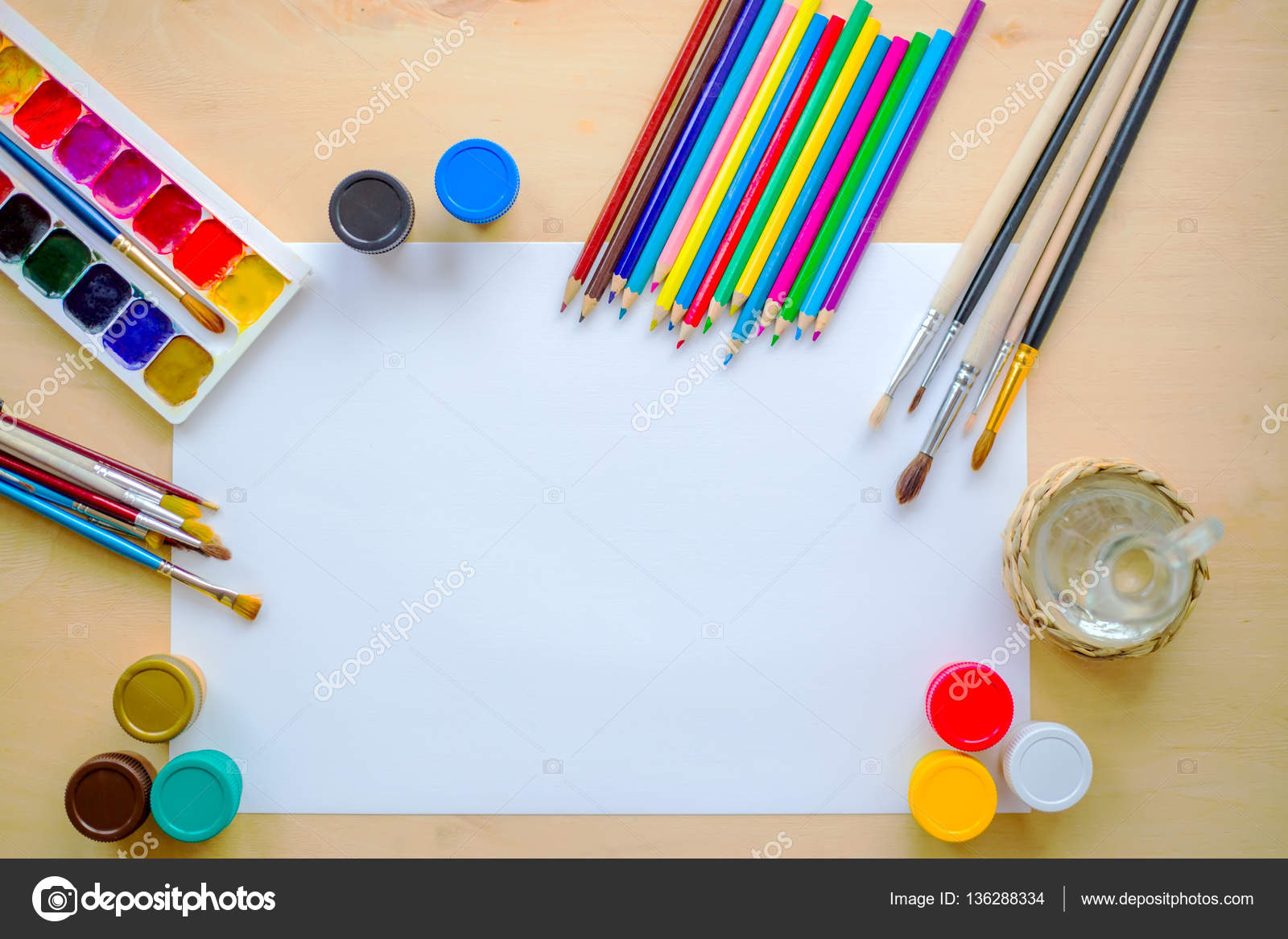 Set di accessori per il disegno pennelli da acquerello matita tavolozza dei colori gouache carta di colore decanter con acqua su fondo di legno