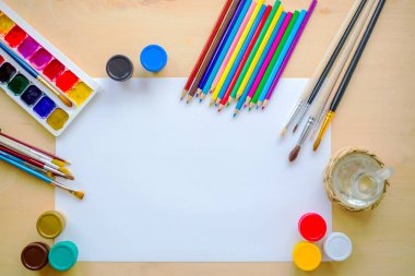 Çizim malzemeleri fırçalar, kalem, aquarelle, guaş, Kağıt ahşap arka plan üzerinde