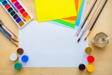 Çizim malzemeleri Sulu Boya fırçaları, aquarelle, guaş, Kağıt ahşap arka plan üzerinde