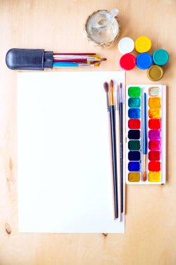 Çizim malzemeleri Sulu Boya fırçaları, aquarelle, guaş, Kağıt ahşap arka plan üzerinde