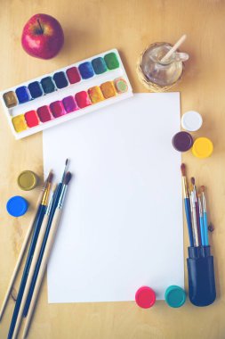 Çizim malzemeleri Sulu Boya fırçaları, aquarelle, guaş, Kağıt ahşap arka plan üzerinde